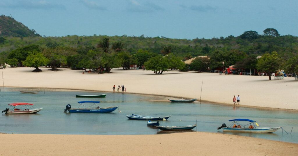 Barcos em uma praia em Alter do Chão, distrito de Santarém, no Pará.