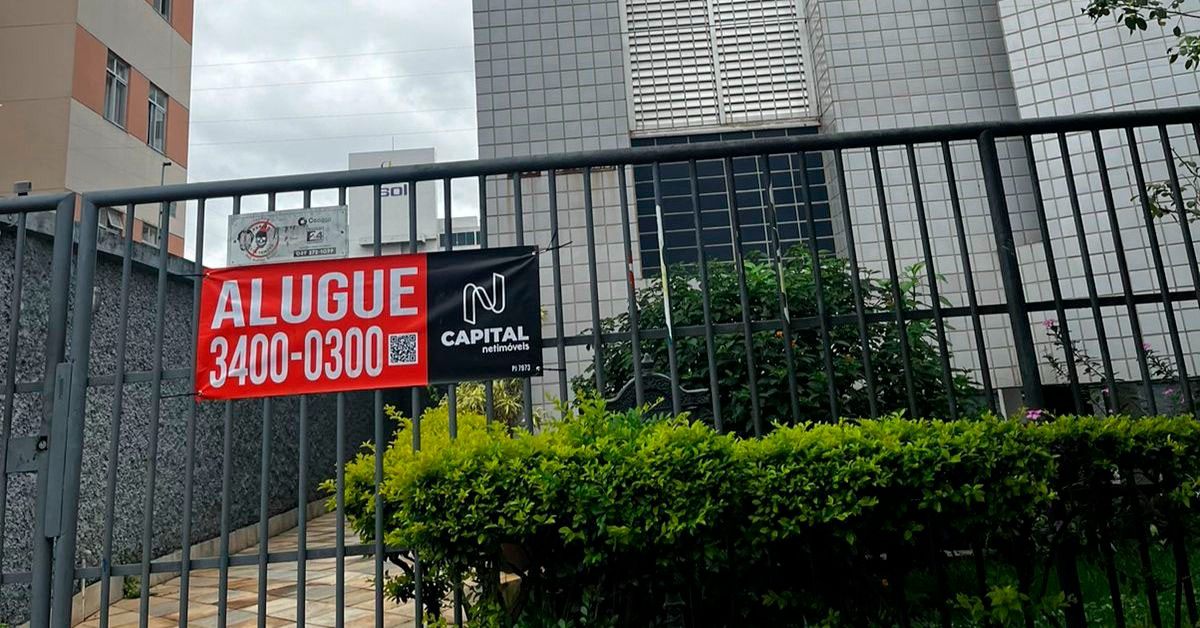 Imagem mostra anúncio de aluguel na porta de prédio residencial