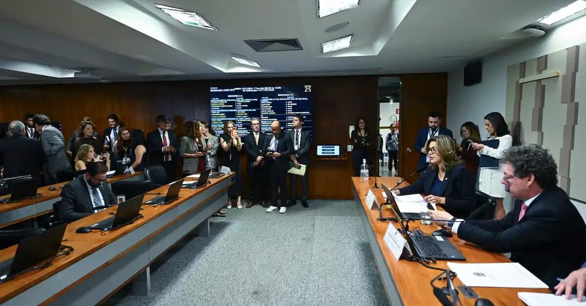 Comissão aprova MP da taxa das blusinhas: texto segue a plenários