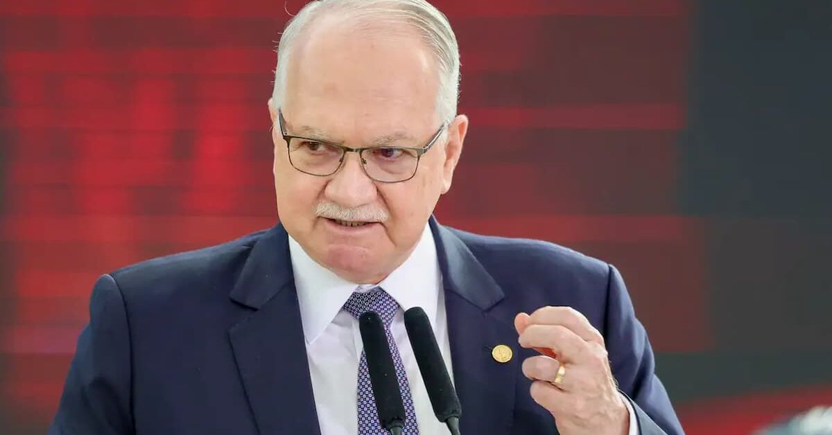Fachin dá 5 dias para Mendonça e Gonet responderem acusação de Moraes