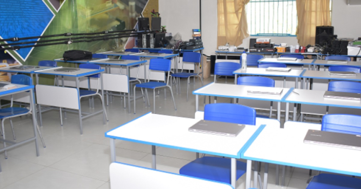Imagem mostra mesas e cadeiras de uma sala de aula
