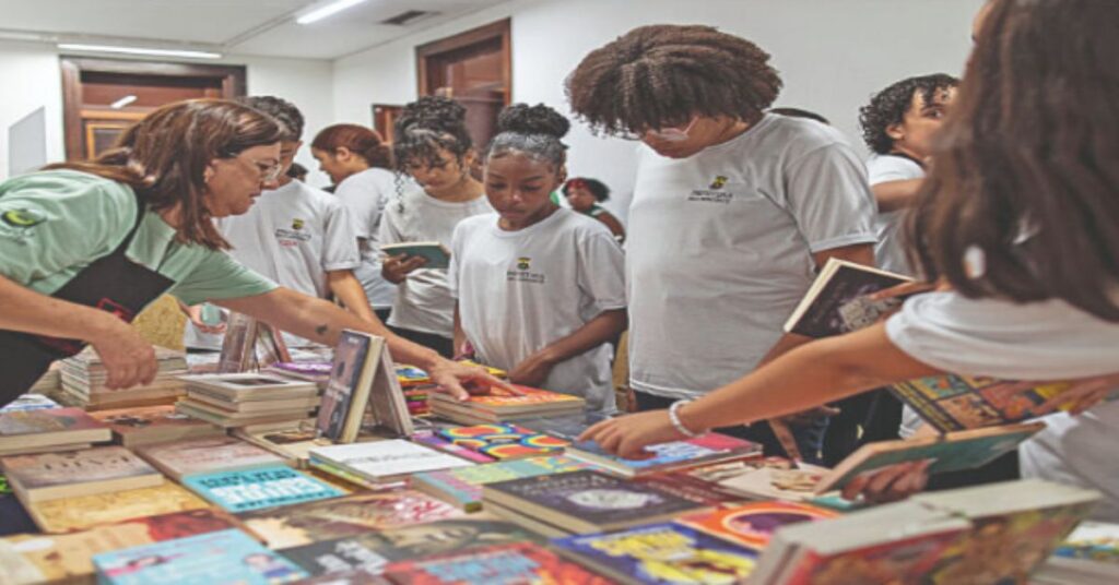 Estudantes no Salão do Livro