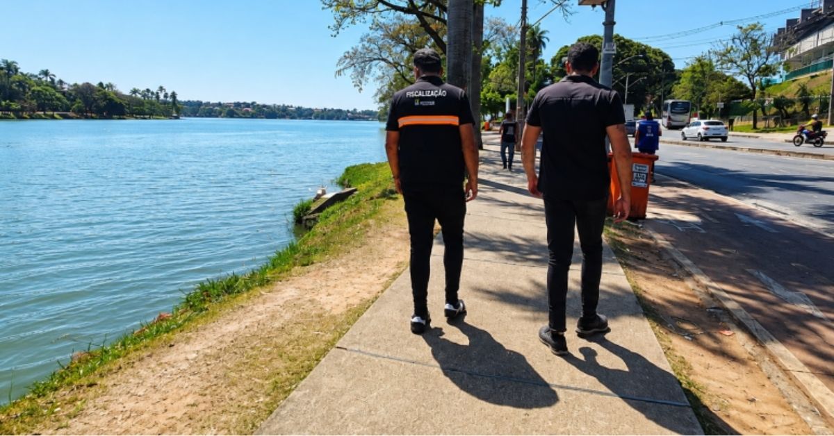 Fiscais na orla da Lagoa da Pampulha em Belo Horizonte, Minas Gerais.