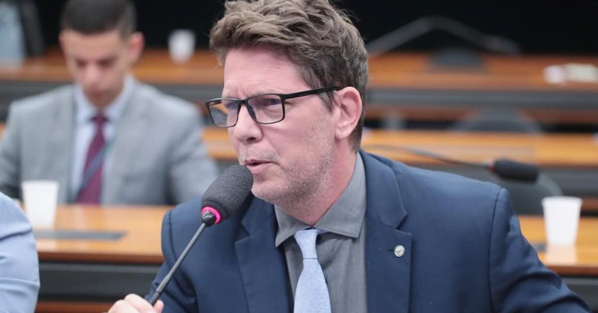 Dino proíbe Mário Frias de sair do país e critica fuga de parlamentares investigados