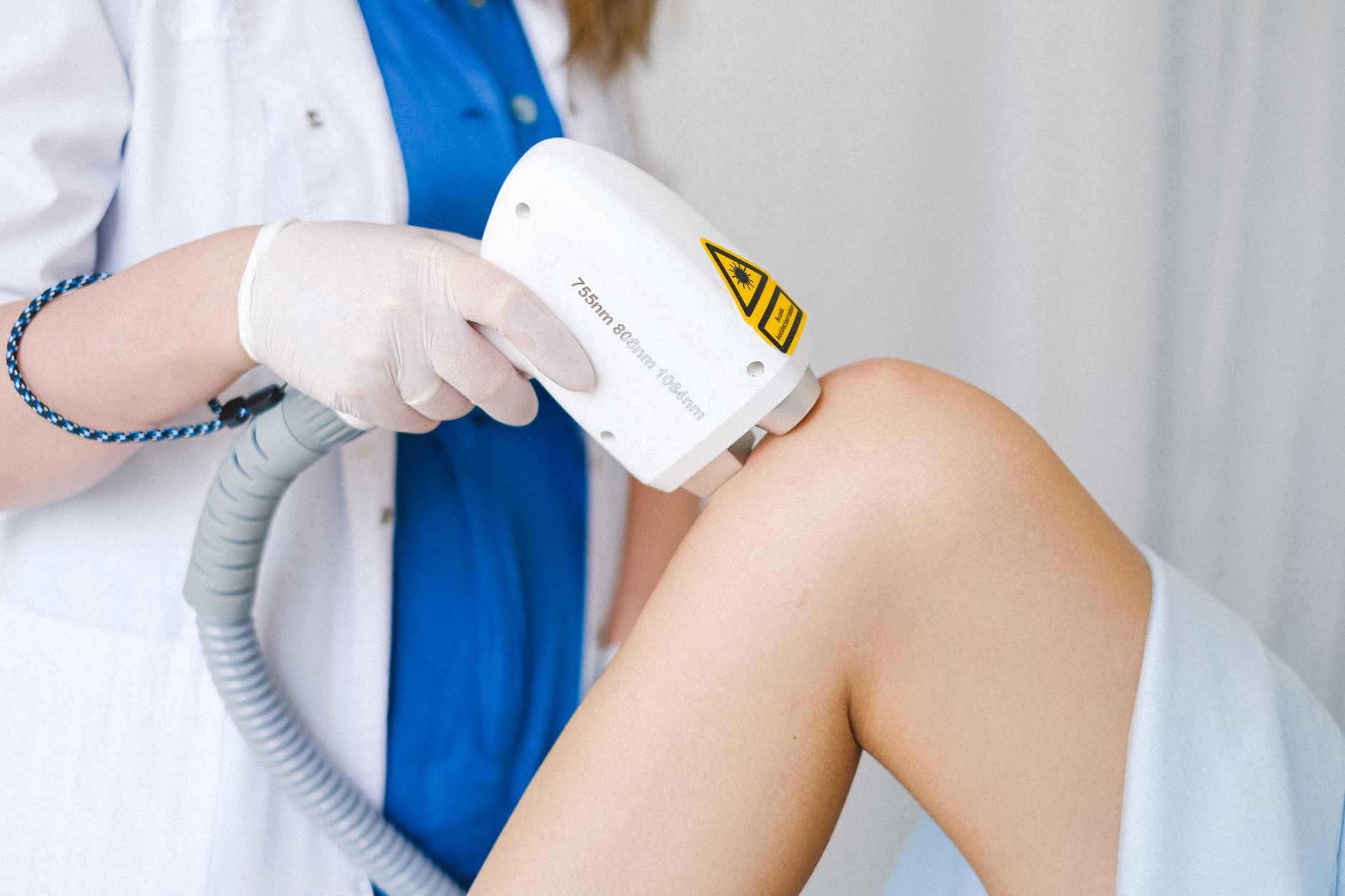 Mulher sente ardência durante depilação, ouve que era normal e dias depois descobre queimadura que apagou parte da tatuagem com o nome da mãe
