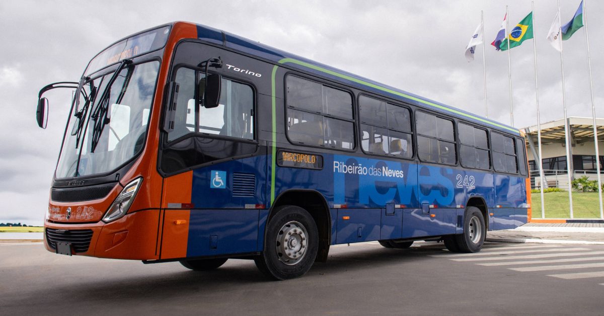 Ônibus modelo Marcopolo Torino do transporte público de Ribeirão das Neves, Minas Gerais.