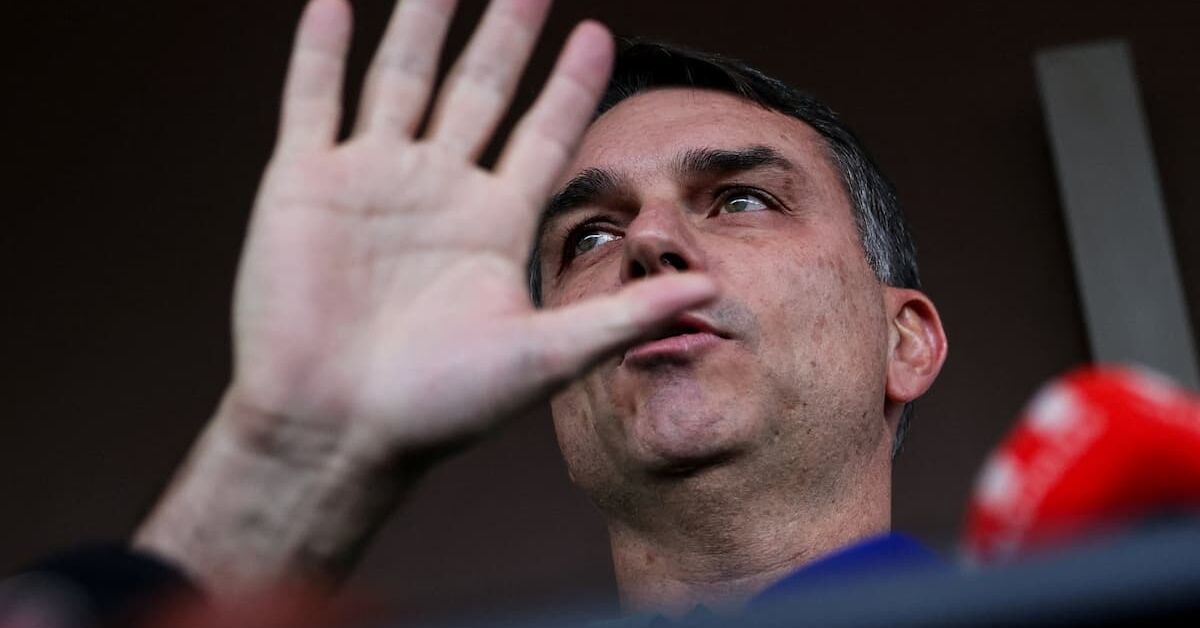 Flávio Bolsonaro diz que foi intimado pela PF a entregar passaporte e que está proibido de deixar o País