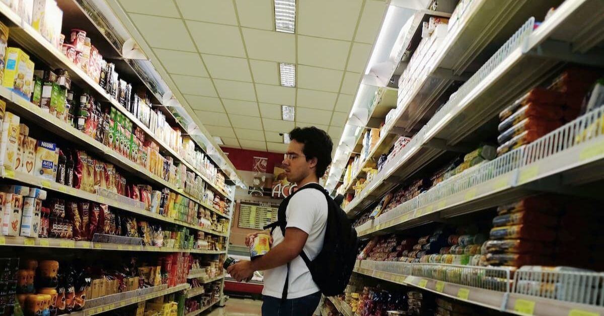 Confiança do consumidor sobe em outubro após cinco quedas seguidas, diz FGV
