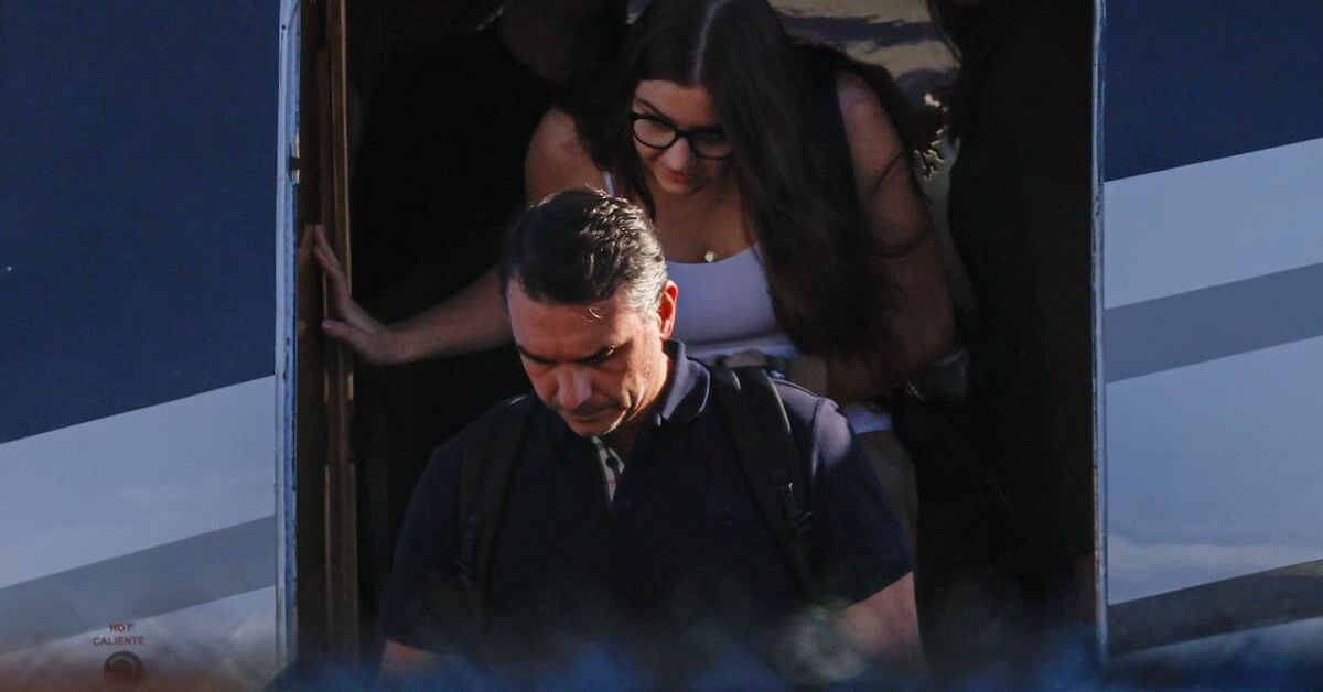 Após derrota na eleição, Flávio Bolsonaro pousa em Miami com esposa e filhas
