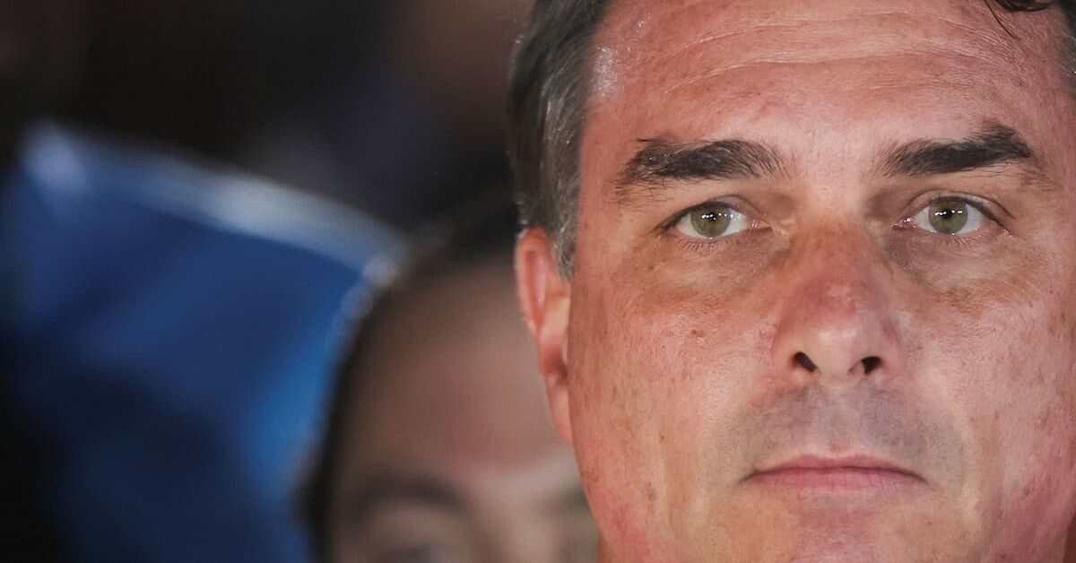 Trump não planeja apoiar alegação de Flávio Bolsonaro sobre ser líder do Brasil, dizem fontes