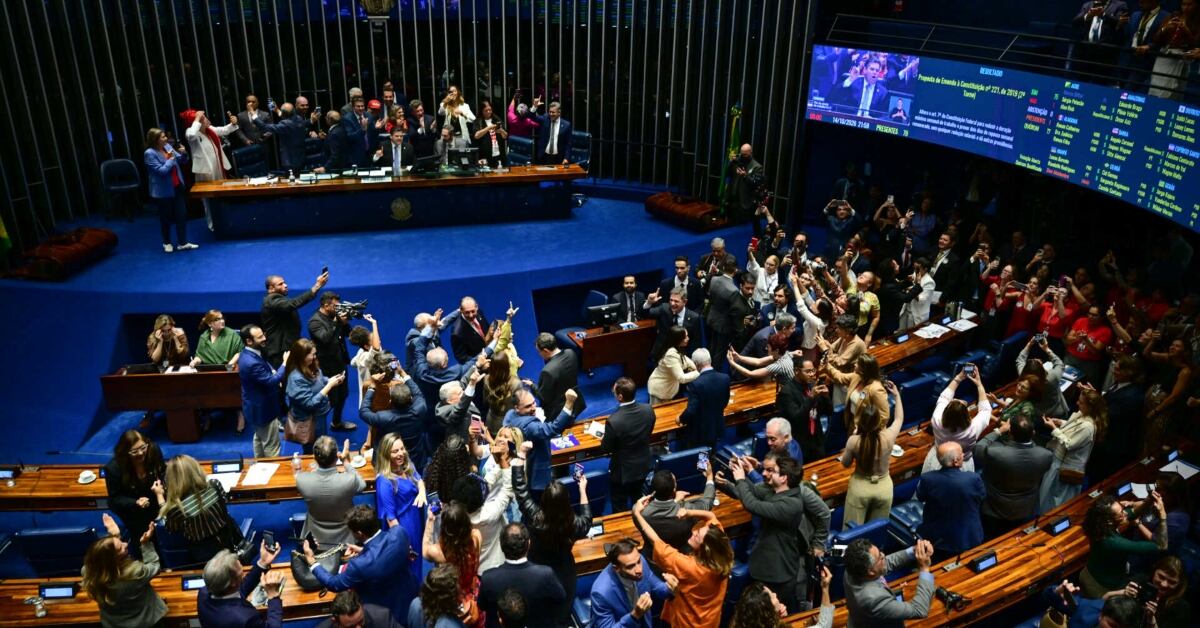Parlamentares comemoram resultado da votação sobre o fim da escala 6x1