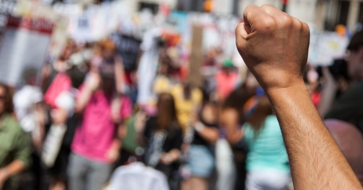 Onda de protestos contra alto custo de vida toma conta de países da Europa
