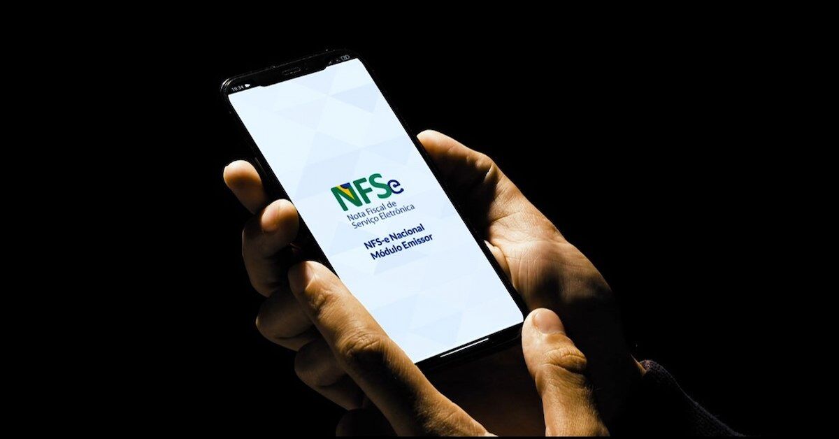 Imagem mostra celular logado em plataforma de emissão de notas fiscais eletrônicas