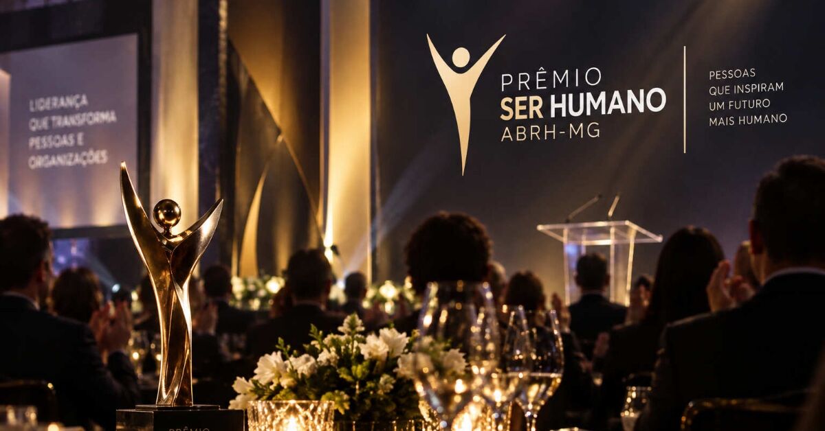 Troféu do Prêmio Ser Humano ABRH-MG em destaque sobre uma mesa em evento corporativo.