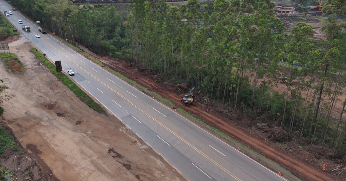 Imagem aérea de uma rodovia