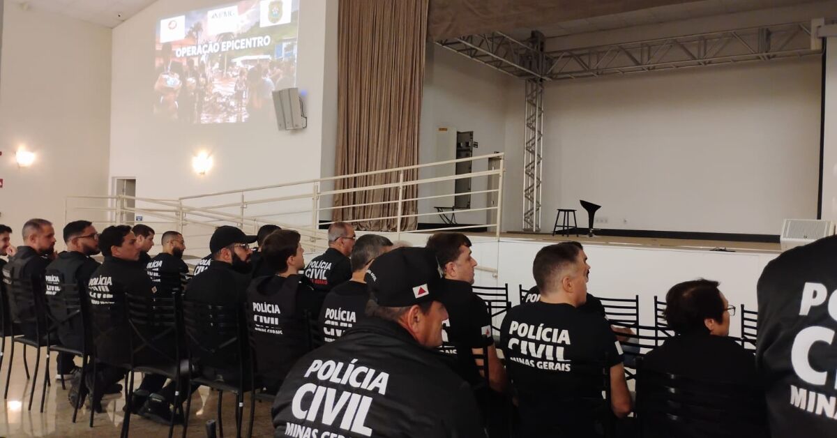 Grupo de policiais civis de Minas Gerais sentados em um auditório durante uma palestra.