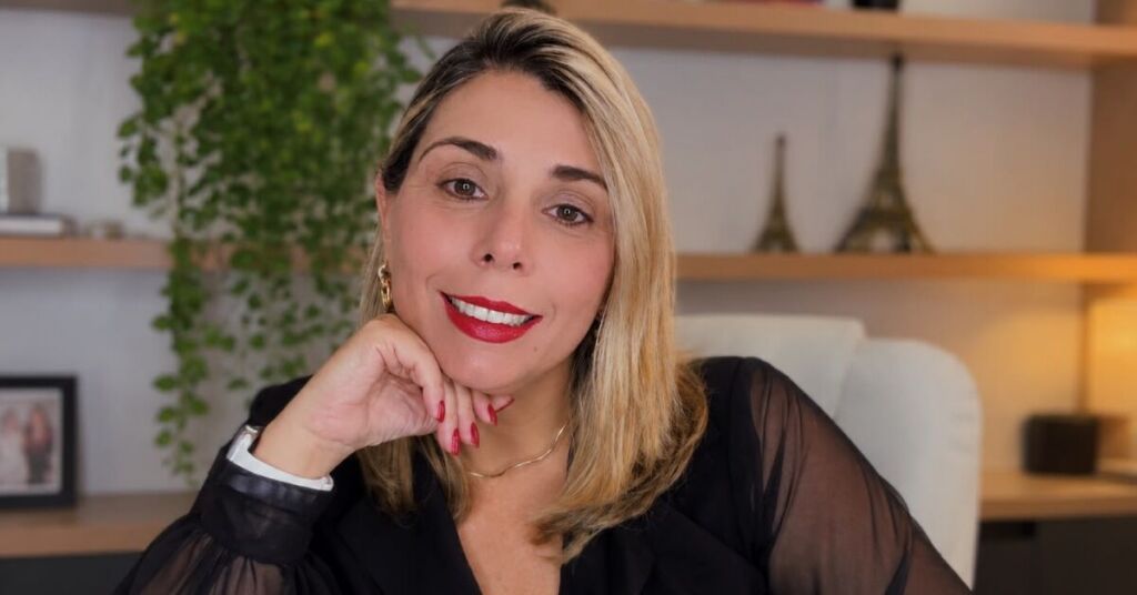 Mulher posando para foto institucional