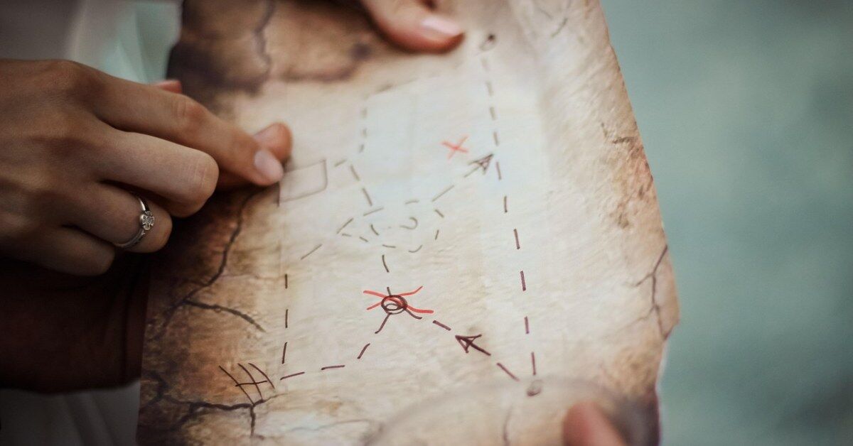 Ao encontrar uma anotação num mapa antigo, mergulhador decidiu investigar o fundo do mar e recuperou moedas e joias de um navio que afundou em 1680