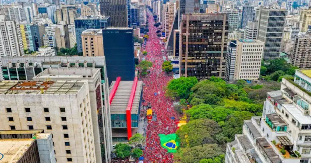 Lula e Flávio Bolsonaro fazem campanha em São Paulo a duas semanas da eleição