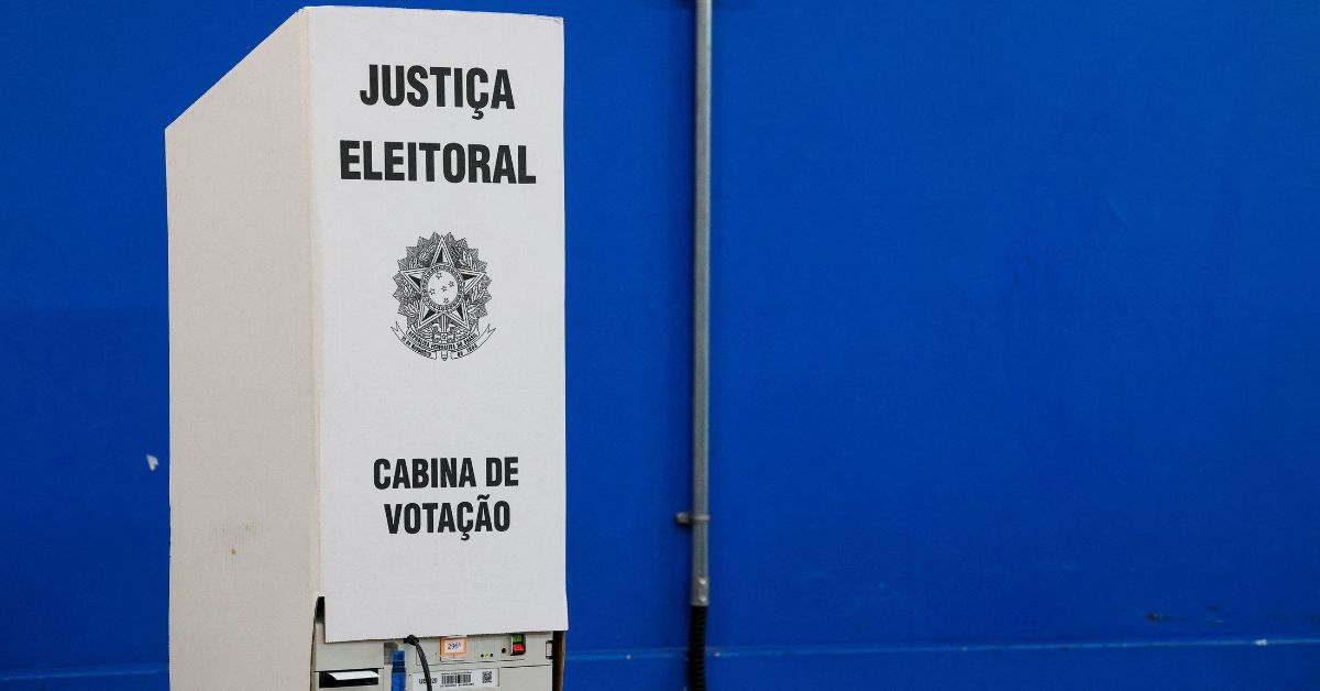 Eleitores vão às urnas com expectativa de resultado apertado entre Lula e Flávio em eleição polarizada