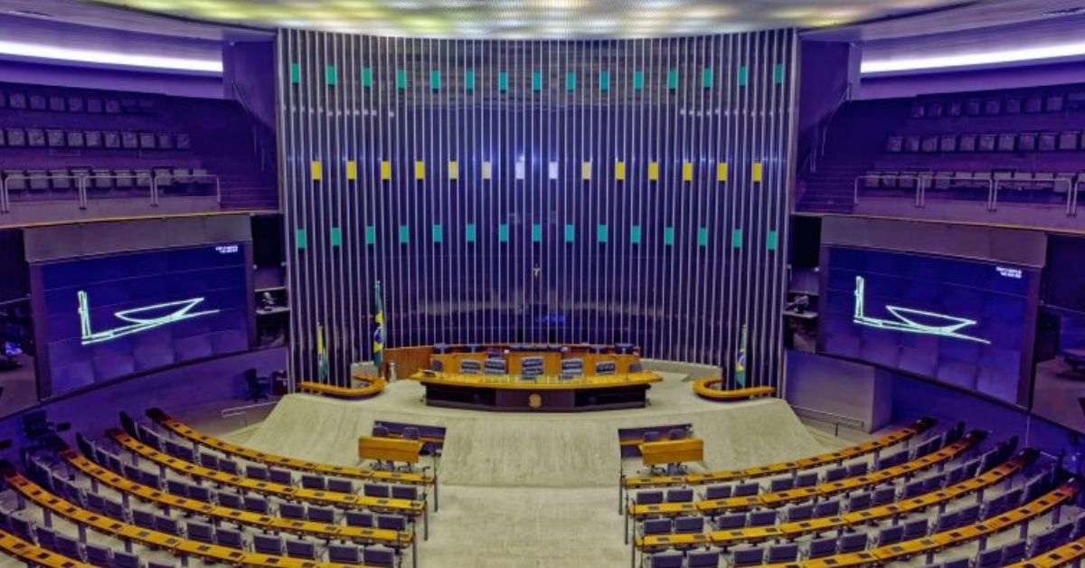 Plenário da Câmara dos Deputados, em Brasília, com o espaço da Mesa Diretora ao centro e as bancadas dos parlamentares ao redor.
