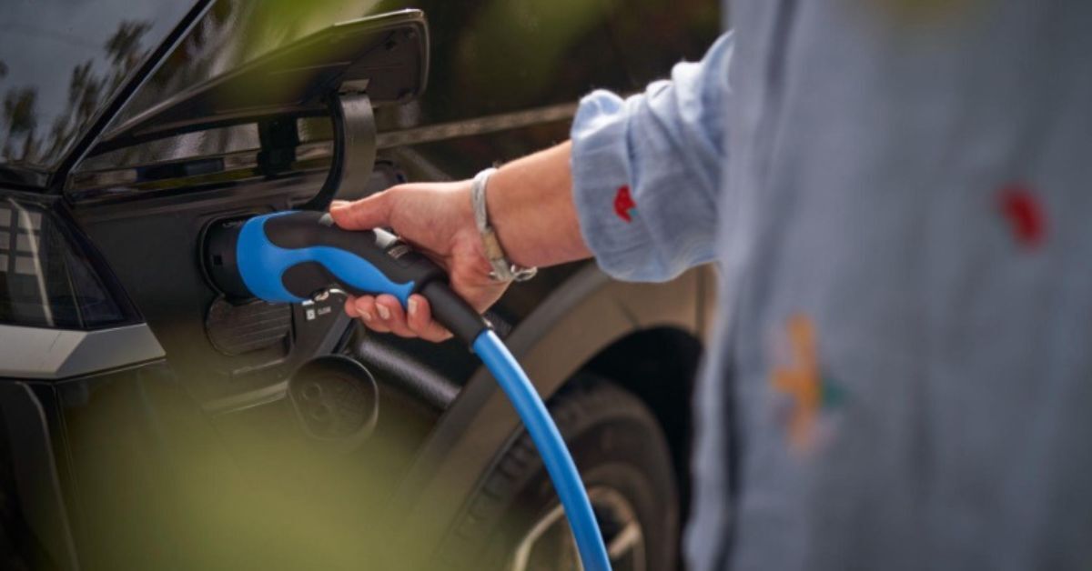 Carro com carregamento elétrico.