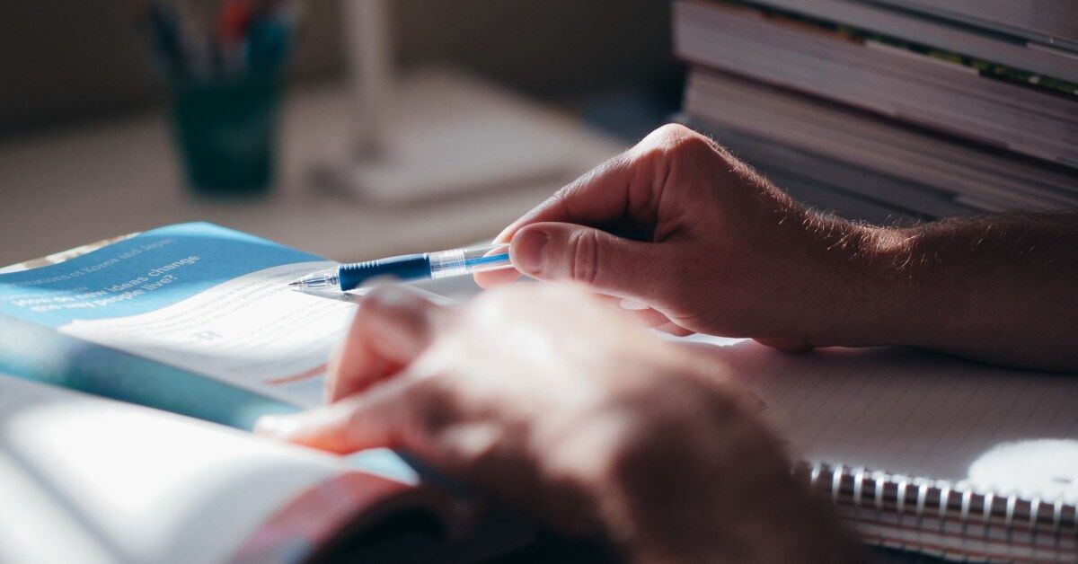 Desempregados podem aprender uma profissão sem pagar pelo curso e receber até R$ 1.500 durante a formação; inscrições seguem até 27 de outubro
