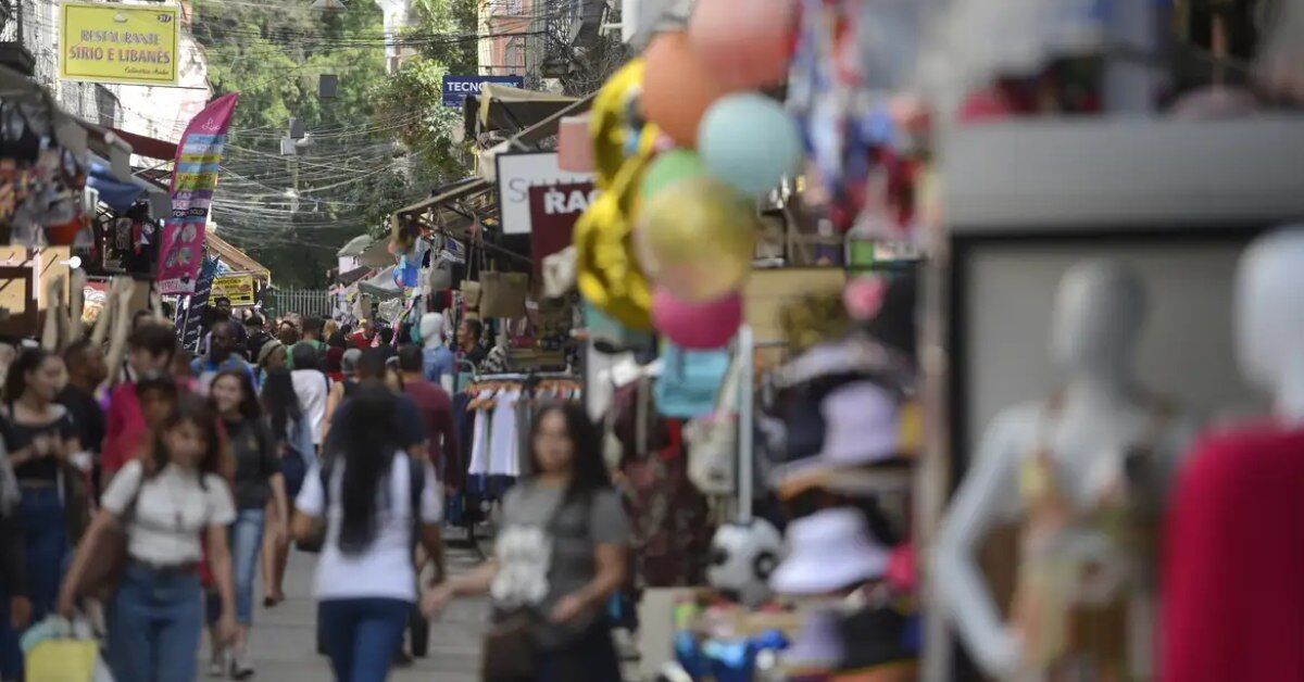 Imagem mostra uma via comercial movimentada