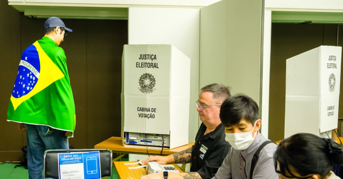Votação chega ao fim em eleição polarizada entre Lula e Flávio Bolsonaro