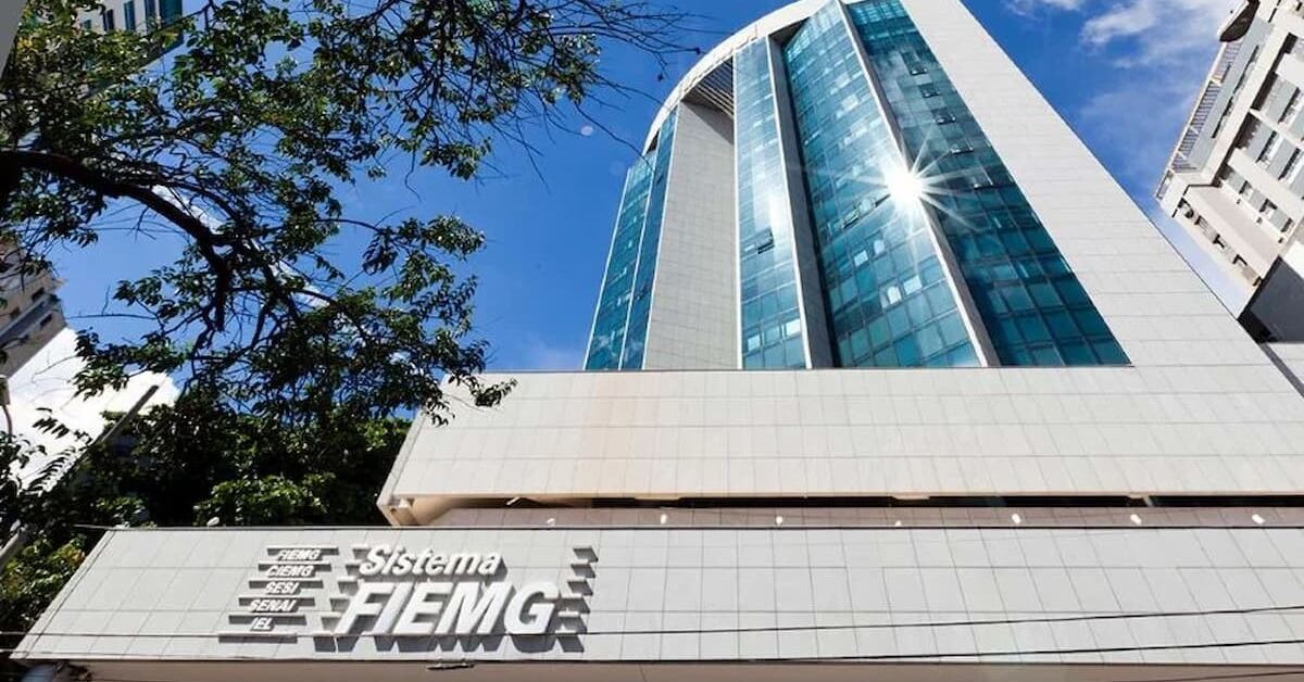 Fachada do prédio do Sistema FIEMG com arquitetura moderna e vidro espelhado.
