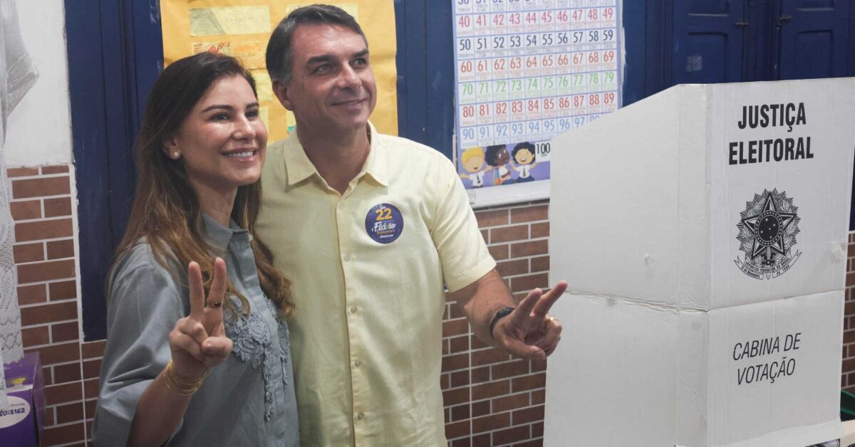 Flávio Bolsonaro vota no Rio e faz apelo para que eleitores compareçam às urnas
