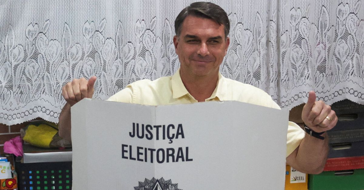 Flávio Bolsonaro vota no Rio e reitera expectativa de vitória em 1ºturno