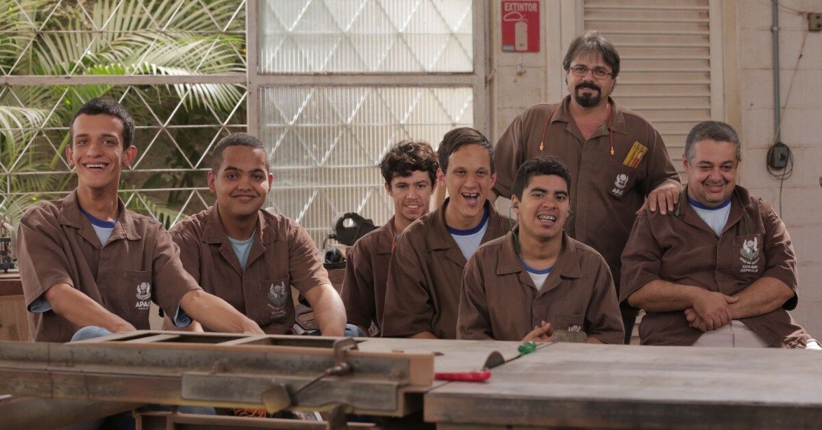 Imagem mostra grupo de PCDs posando para uma foto