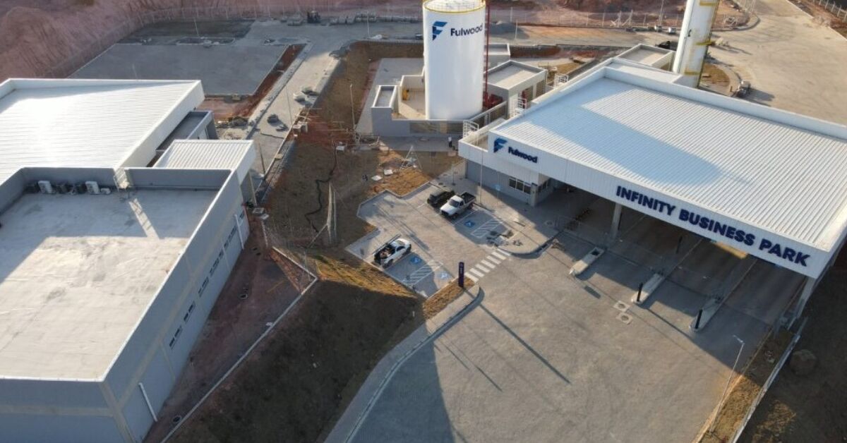 Vista aérea do complexo Infinity Business Park com prédios modernos e pátio.