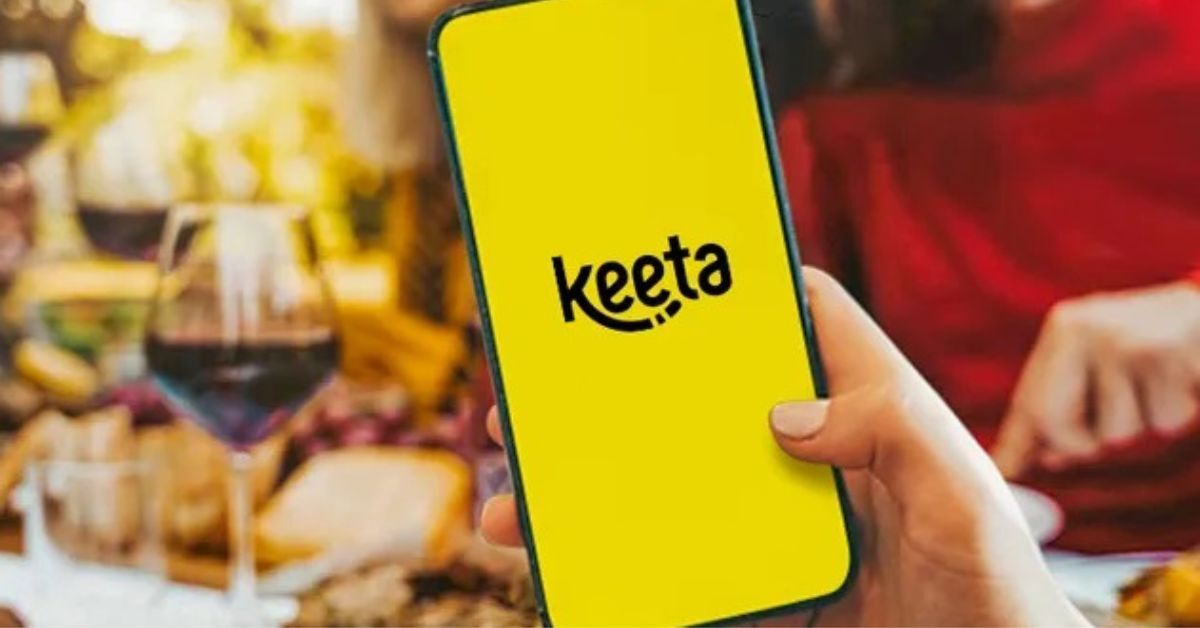 Celular com aplicativo de delivery Keeta.