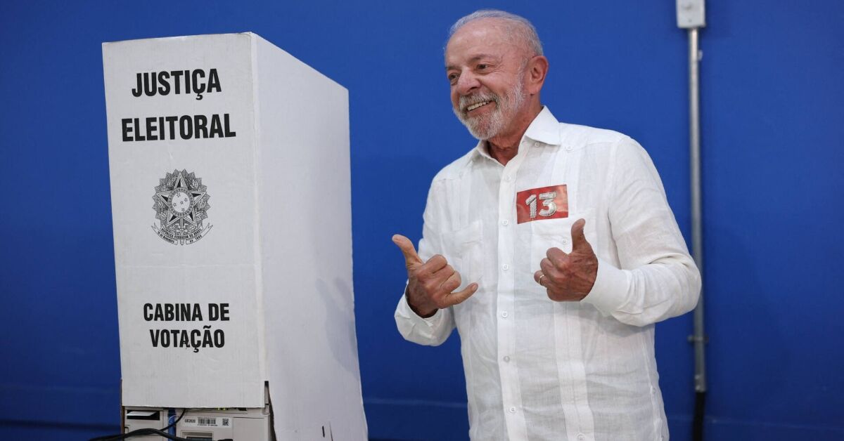 Lula vota em São Bernardo e agradece por mobilização popular na campanha