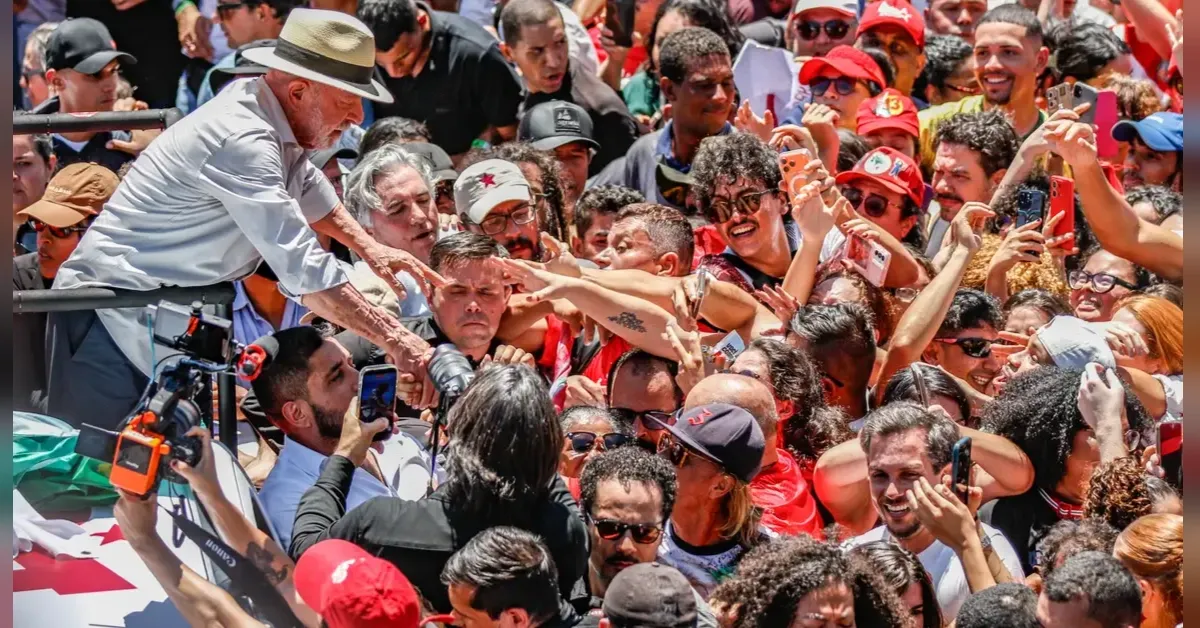 TSE atende Flávio e manda suspender canal do WhatsApp Exército do Lula