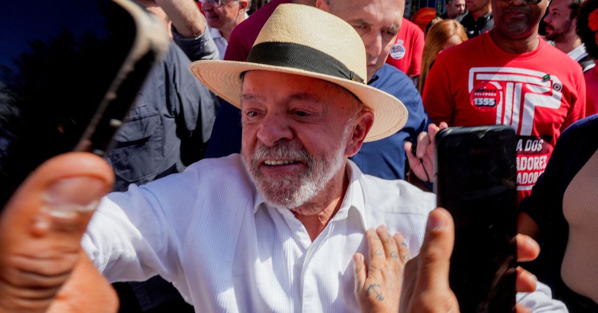 Lula prevê vitória e pede participação dos 70+ na eleição ao votar em São Bernardo
