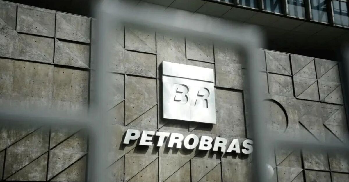 Logotipo da Petrobras fixado em uma parede de concreto texturizada com padrão geométrico