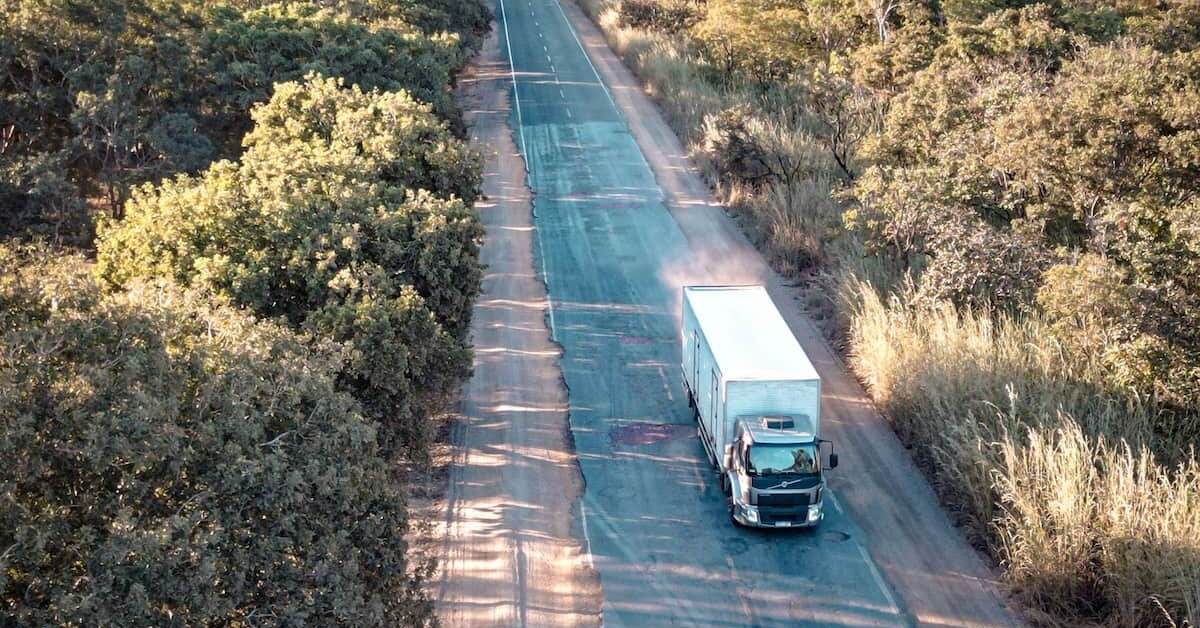 Reforma tributária pode elevar em 20% custos do transporte rodoviário de cargas, diz Setcemg