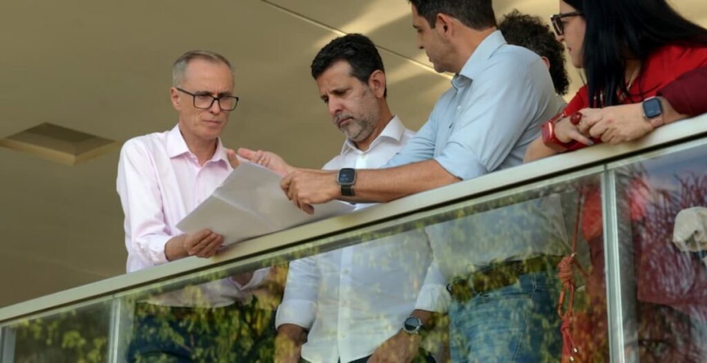 O reitor da UFMG Alessandro Fernandes Moreira, o ministro da Educação Leonardo Barchini, e o prefeito de Betim Heron Guimarães