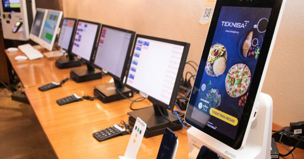 Computadores e totem de autoatendimento da Teknisa.